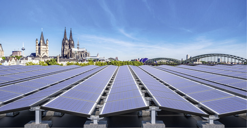 



Köln ist nur ein Beispiel für die Rolle der Photovoltaik in Nordrhein-Westfalen. 220.000 Anlagen mit einer Leistung von 4,1 Millionen Kilowatt sind in dem Bundesland installiert. 
