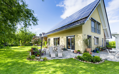 



Dieses Wohnhaus in Laboe bei Kiel wurde 2013 mit Photovoltaik und Infrarotheizflächen ausgestattet. Die Betriebskosten sind unschlagbar niedrig.
