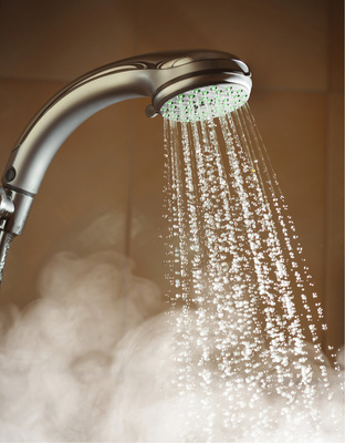 



Jederzeit warmes Trinkwasser verfügbar zu haben gehört zum modernen Wohnkomfort. In gut gedämmten Gebäuden wird weniger Energie zum Heizen benötigt. Für Warmwasser ist der Bedarf übers Jahr jedoch gleichbleibend hoch: Er hängt vor allem von den Bedürfnissen der Nutzer ab.
