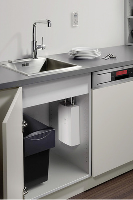 



In der Küchenspüle werden die höchsten Temperaturen für Warmwasser benötigt. Denn erst bei 44 Grad Celsius löst sich Bratfett. Zum Duschen genügen 35 bis 38 Grad Celsius. Ein Durchlauferhitzer schafft solche Temperaturen ohne Probleme.
