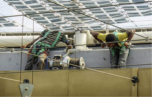 <p>
</p>

<p>
In Addis Abeba wurden die Folien in eine Stahlseilkonstruktion gehängt. Das geht schnell und ist preiswert.
</p> - © Foto: Belectric OPV

