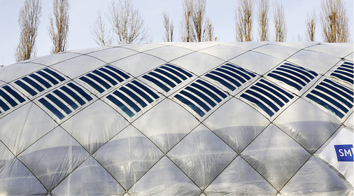 



Ist die Hälfte der Oberfläche mit organischen Solarfolien bestückt, decken sie den Strombedarf der Traglufthalle.
