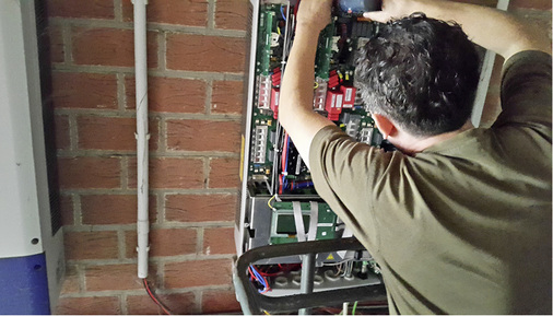 
Über das Monitoring wurde bei diesem Wechselrichter immer wieder ein ausgefallenes Leistungsteil erkannt, schließlich wurde es ausgetauscht. 



