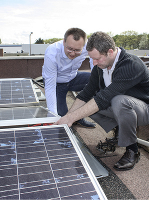 



Gemeinsam mit Solarteur David Muggli von der Priogo AG inspiziert Antonius Quodt die Photovoltaikanlage auf dem Dach seines Unternehmens. Mittlerweile sind die beiden Geschäftspartner, um Solargeneratoren und gewerbliche LED-Konzepte gemeinsam anzubieten.
