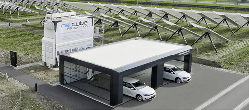 
Hinter den parkenden Elektroautos steht der Redox-Flow-Speicher.
