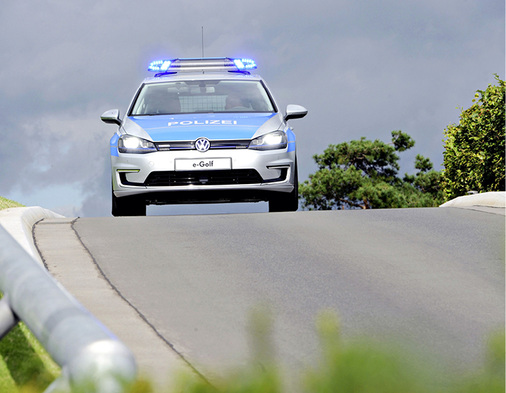 
Auf Helgoland sind die Ordnungshüter elektrisch unterwegs. Der E-Golf in Polizeiuniform gehört zu den wenigen Fahrzeugen, die überhaupt auf der Insel fahren dürfen.



