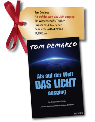 
Dieses Buch handelt von einer dramatischen Entscheidung und ihren Konsequenzen. Es erzählt eine zutiefst menschliche Geschichte über Fanatismus und Vernunft, über Liebe und Verrat, und der Autor schildert sie auf eine Weise, die den Leser packt und nicht wieder loslässt. Eine Gruppe von Wissenschaftlern kann einen nahenden Atomkrieg verhindern – um den Preis eines weltweiten Stromausfalls.
