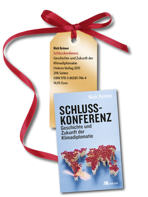 
Rio, Kyoto, Kopenhagen – und jetzt Paris. Es ist die letzte Chance, unser Problem mit dem Klima diplomatisch in den Griff zu bekommen. Im Dezember soll ein neuer Weltklimavertrag geschlossen werden, ein Vertrag über das Ende des fossilen Zeitalters. Aber geht das? Warum soll Paris gelingen, wenn viele Vorgängerkonferenzen scheiterten? Der Autor Nick Reimer war auf allen dabei, kennt die Strippenzieher, weiß um die Faktoren von Erfolg und Misserfolg. Der renommierte Klimajournalist lässt in seinem Buch 25 Jahre Klimakonferenz Revue passieren – kurzweilig und anekdotenreich.
