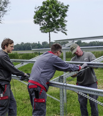 <p>
Die Unterkonstruktion lieferte PUK Solar aus Berlin. Sie steht fest im Boden der Wesermarsch und hält auch den strammen Winden stand, die hier über das flache Land fegen.
</p>

<p>
</p> - © Foto: IngenieurNetzwerk Energie/Dennis Schmitter

