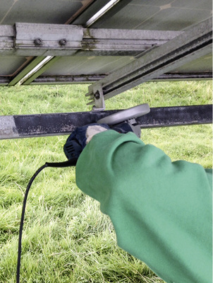 



Schleifen und Bürsten gegen den Rost.
