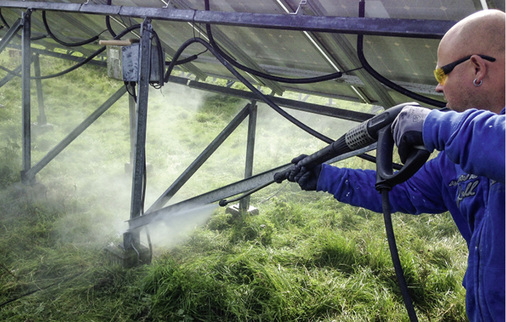 



Mit einem Hochdruckreiniger wird Salz und loser Schmutz abgewaschen.
