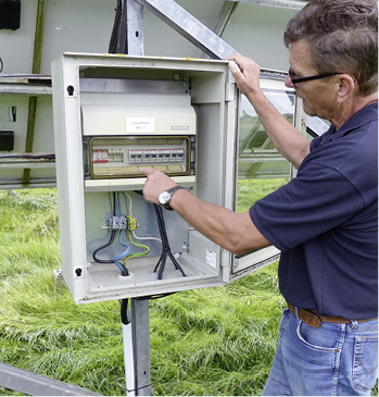 



Elektriker Werner Wulf erklärt die Anlage.
