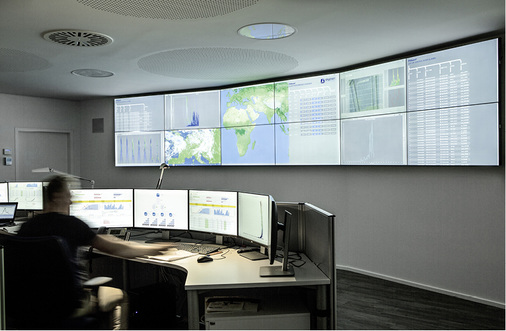 
Über die vielen Monitore können die Betriebsführer tief in die Anlagen hineinschauen.
