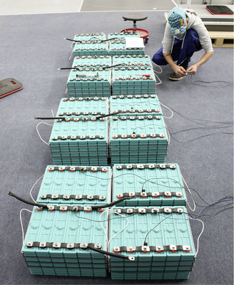 
Montage der Batterieblöcke bei Tesvolt.



