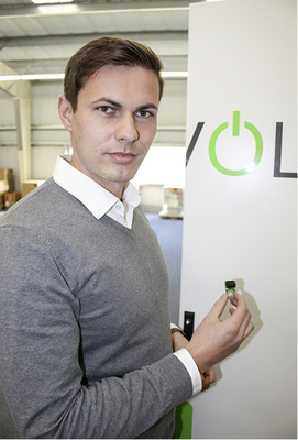 <p>
Simon Schandert zeigt den Sensor für die Batterie. 
</p>

<p>
</p> - © Foto: Heiko Schwarzburger

