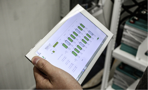 
Alles auf dem Tablet: Die gesamte Steuerung des Speichers erfolgt digital. 



