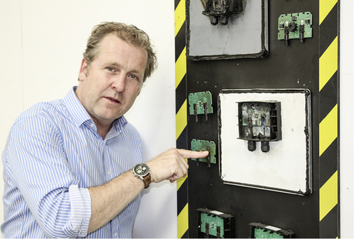 
Mischa Paterna erläutert die Probleme mit defekten Anschlussdosen im Feld.



