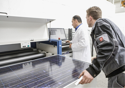 
Ein Modul wird in Isseroda vorbereitet, um mittels Elektrolumineszenz genauvermessen zu werden.



