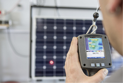 
Thermografische Kontrolle eines Solarpanels.



