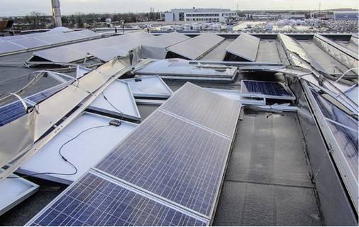 
Sturmschäden auf einem unzureichend gesicherten Solardach.
