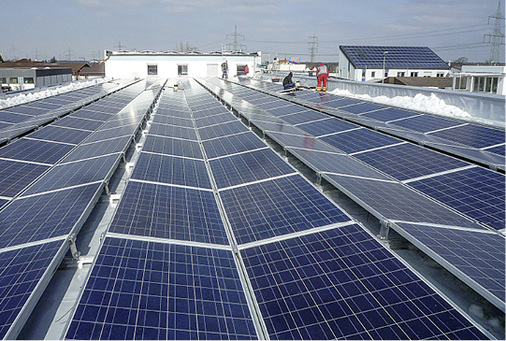<p>
Korrekte Montage eines Solargenerators auf einem Firmendach.
</p>