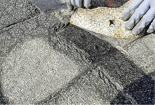 
Diese Bitumenbahn ist bereits beschädigt, durch Schubkräfte aus der Solaranlage.
