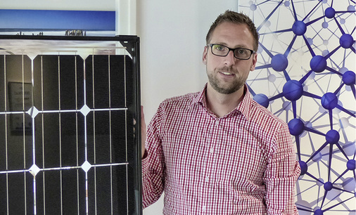 
Das Modul in der Hand und die Infrarotheizung im Rücken.



