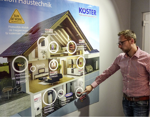 



Alles spielt zusammen: Das Haus der Zukunft ist vernetzt. Dennis Köster weist auf den Speicher hin.
