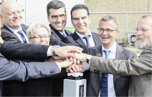 <p>
</p>

<p>
Politiker, Investoren und die Lieferanten drücken den Startknopf in Feldheim.
</p> - © Foto: Heiko Schwarzburger

