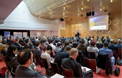 <p>
</p>

<p>
Der Tagungssaal in Stuttgart war gut gefüllt, aufmerksam lauschten die Gäste den Vorträgen.
</p> - © Foto: Solar Cluster BW

