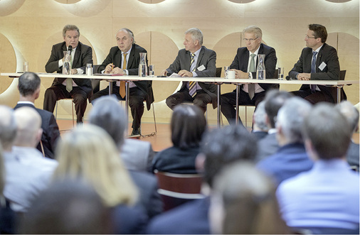 <p>
</p>

<p>
Podium zwischen Politik (links: Franz Untersteller) und Industrie (rechts: Joachim Goldbeck vom BSW-Solar).
</p> - © Foto: Solar Cluster BW

