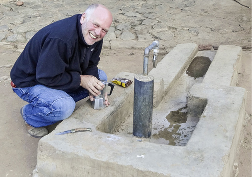 <p>
</p>

<p>
In Tansania legt der Meister selbst Hand an: Hilfe zur Selbsthilfe, lautet sein Erfolgsrezept.
</p> - © Fotos: Elimu

