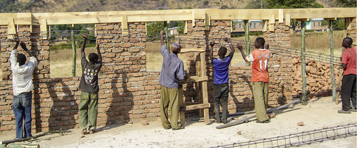 
Echte Handarbeit: Die Klinkersteine werden vor Ort hergestellt und anschließend verbaut.
