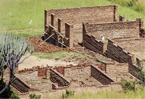 
Die Außenwände der Gewerbeschule und des Internats stehen bereits – zumindest bis zur Höhe des Ringgurts.
