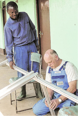 
Montage eines Solargestells.
