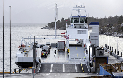 



Die „Ampere“ am Kai: Rechts neben der Brücke sieht man die elektrische Ladesäule.

