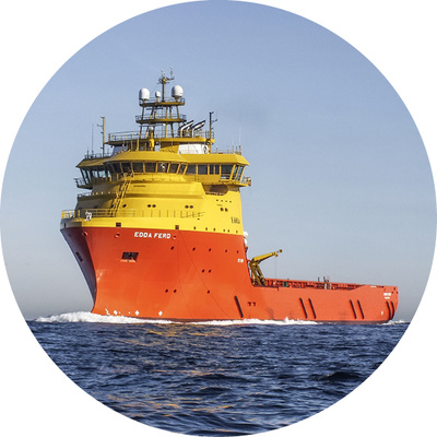 



Das Frachtschiff „Edda Ferd“ einer norwegischen Reederei versorgt Ölplattformen. Das Schiff wird von großen Dieselaggregaten und E-Motoren getrieben.
