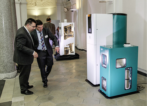 



Besucher begutachten die BHKW-Anlagen bei der Präsentation im Bundesverkehrsministerium.
