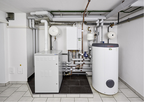 



Der BHKW mit Brennstoffzelle steht links. In NRW gibt es noch bis 2017 eine extra Förderung für die Geräte.
