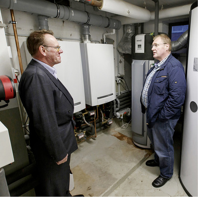 
Die Anlage ist fertig. An der Wand hängen die beiden BHKW. Daneben steht eine Wärmepumpe.
