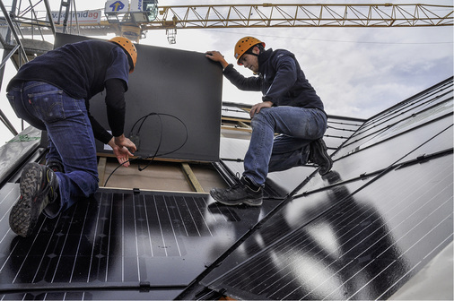 
Beim Mehrfamilienhaus in Brütten beinhaltet die integrierte Dachanlage unter anderem 142 Maßanfertigungen, damit wirklich alle Flächen genutzt werden.



