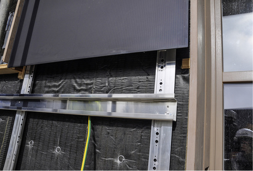 



An der Fassade kommen Dünnschichtmodule mit speziell behandelter Oberfläche zum Einsatz.
