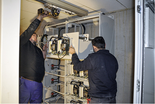 
Der Batteriespeicher ist die netzbildende Komponente im Haus.



