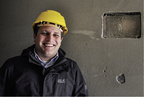 <p>
</p>

<p>
Roland Zwingli, verantwortlich für die Elektrik im Gebäude, vor dem zukünftigen Display im Flur jeder Wohnung.
</p> - © Foto: Petra Franke

