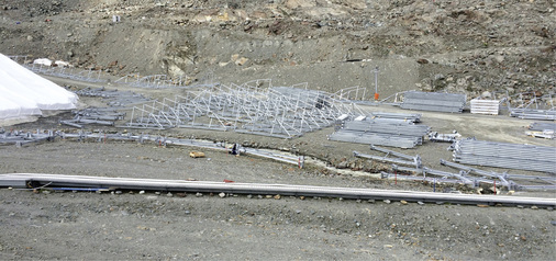 
Die Gestelle liegen bereit, die Installation kann beginnen. Mehrere Jahre Vorlauf waren notwendig, um das ambitionierte Projekt vorzubereiten.



