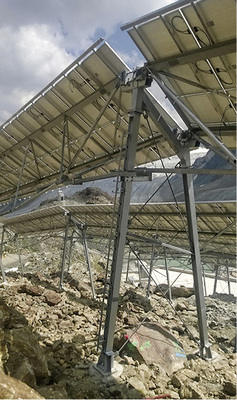 



Die Montagegestelle wurden im Fels verankert.
