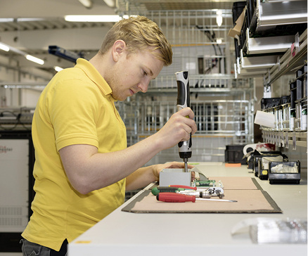 <p>
Im Produktionsprozess gibt es sehr viel Handarbeit.
</p>