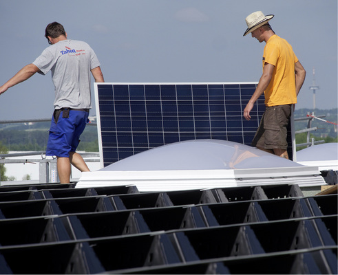 



Nach dem Aufbau der Gestelle werden die rahmenlosen Laminate aufgelegt und montiert.
