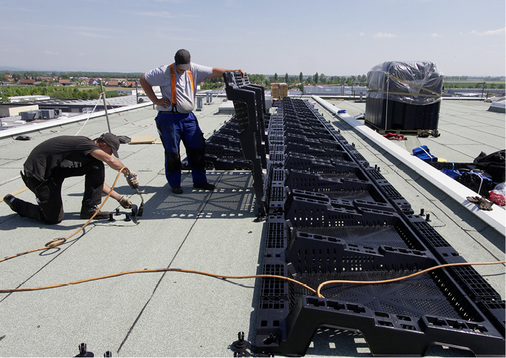 
Verbinden der Auflagen mit der Dachhaut.
