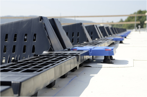 
Unter den Wannen ist ausreichend Platz, damit Wasser abfließen kann und sich nicht staut.
